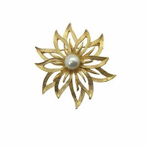 Retro Flower Brooch Pin Vintage Women's Gold Tone Floral Lightweight Faux Pearl